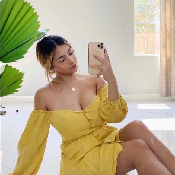 Yellow dress off the shoulder - Picture 2 of 3